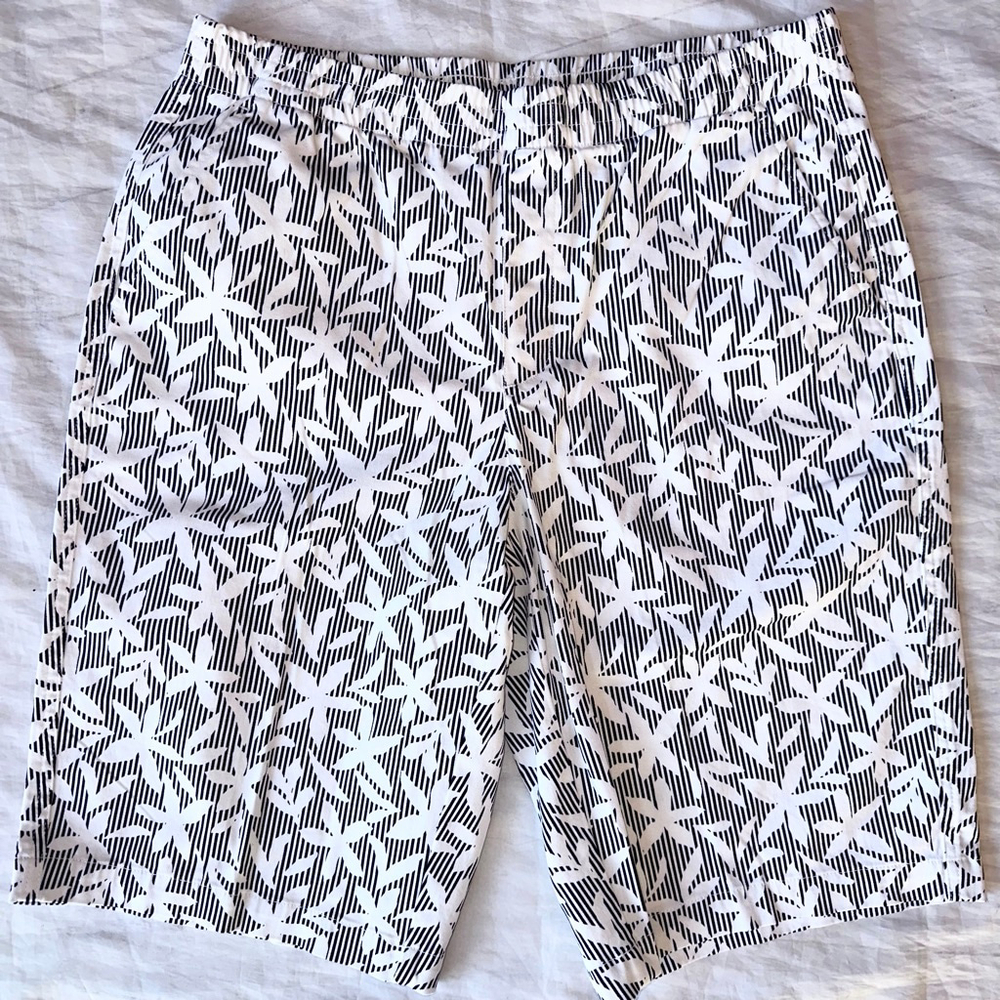 NWOT Women’s Size 12 Lands’ End Cotton Blend Pull On Bermuda Shorts Black/White